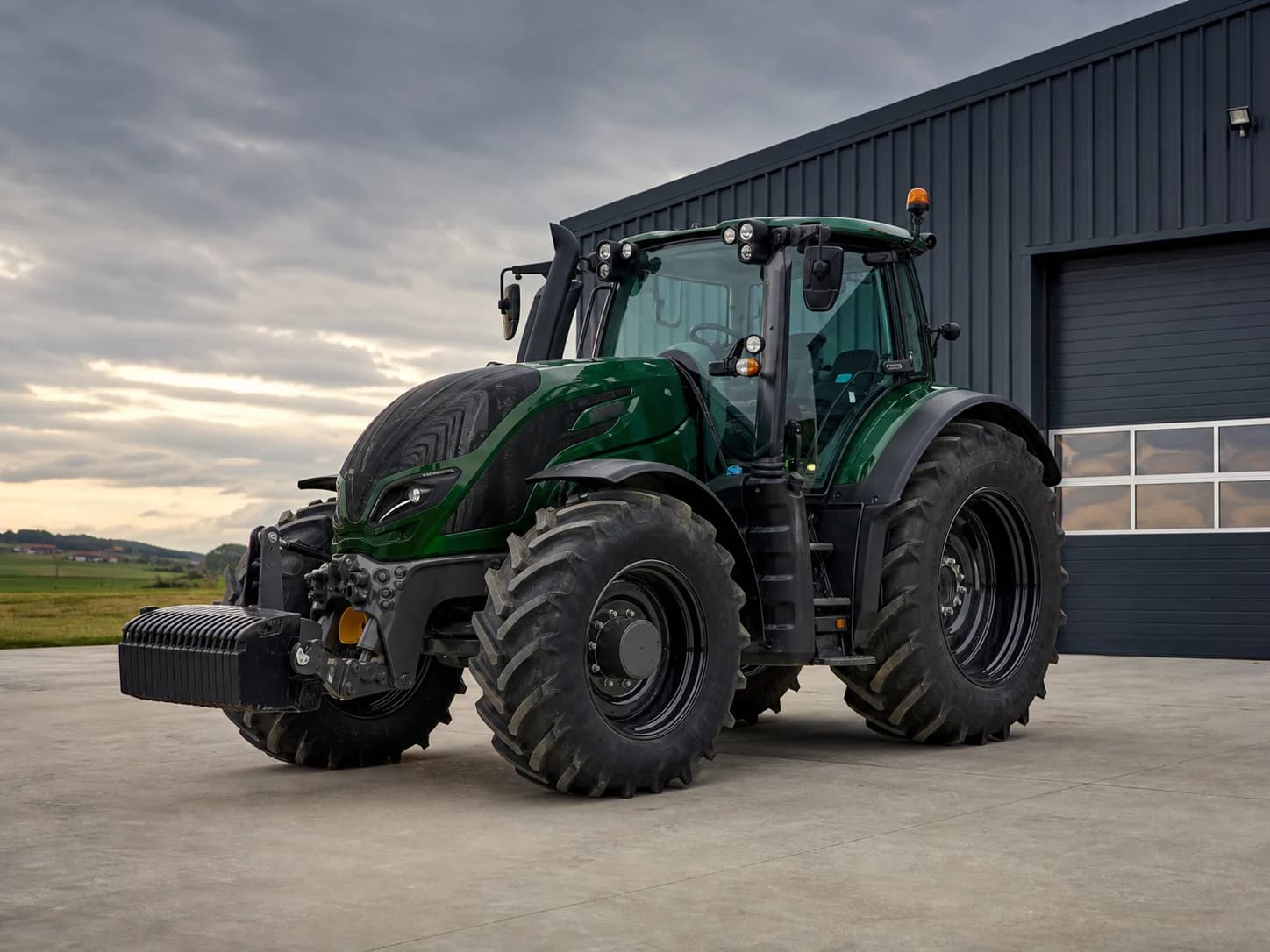 Leistungsstarker Traktor auf einem Feldweg